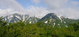 鳥原山から小朝日岳と大朝日岳.jpg